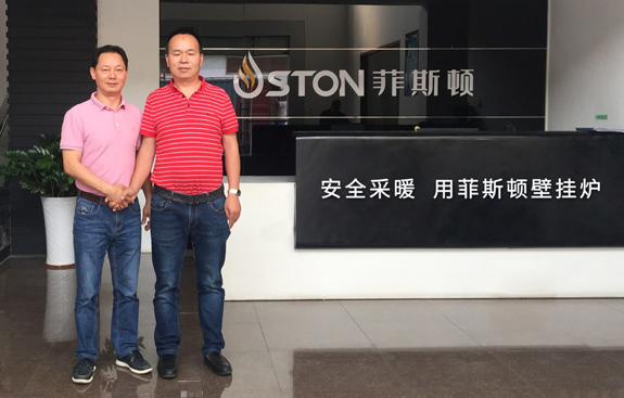 菲思盾壁掛爐董事長(zhǎng)和包總合影