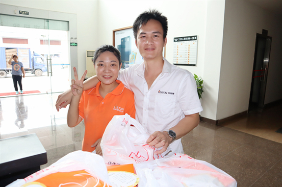 菲思盾壽星與公司領(lǐng)導(dǎo)合影