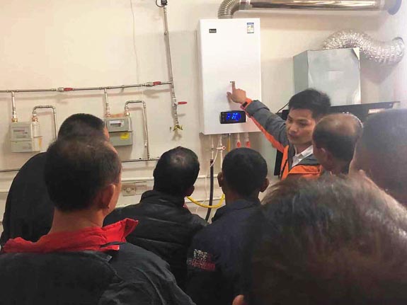 菲思盾售后導(dǎo)師對壁掛爐進(jìn)行實操講解