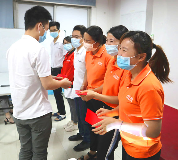 現(xiàn)場頒發(fā)優(yōu)秀合理化建議現(xiàn)金獎