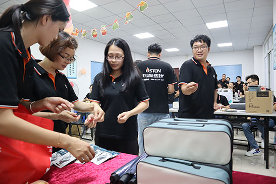 菲思盾端午活動員工領(lǐng)取小禮品