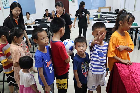 菲思頓職工小孩領(lǐng)獎