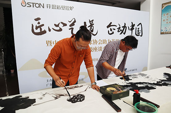 韓英金、武文駒兩代國畫家潑墨《荷韻》