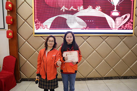 菲思盾壁掛爐個(gè)人進(jìn)步獎(jiǎng)得主合影