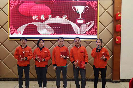 菲思盾壁掛爐優(yōu)秀員工得獎(jiǎng)?wù)?><br>
<span style=