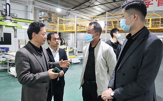 黃總帶領(lǐng)代理商考察團參觀廠區(qū)