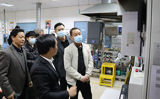 為代理考察團講解菲思盾壁掛爐檢測設(shè)備